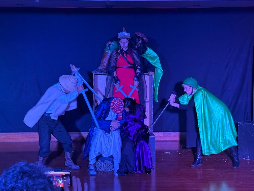 Estudiantes de Artes Escénicas de la EFAC culminan el semestre con destacadas presentaciones teatrales