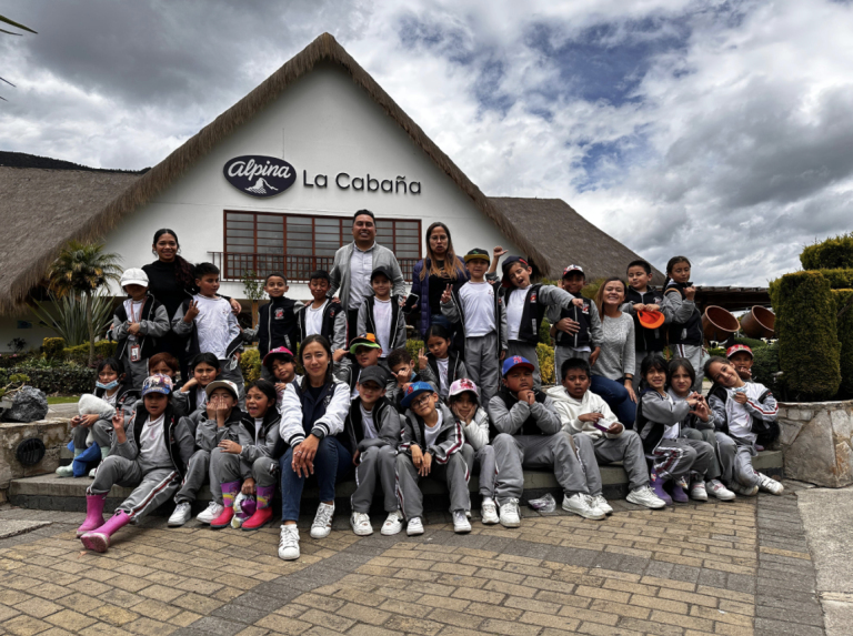 Estudiantes de la IEO Laura Vicuña disfrutan una jornada educativa en Alpina gracias al PAE