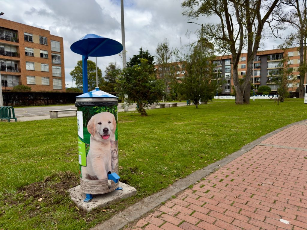 31 contenedores desechos de mascotas en parques en Chía