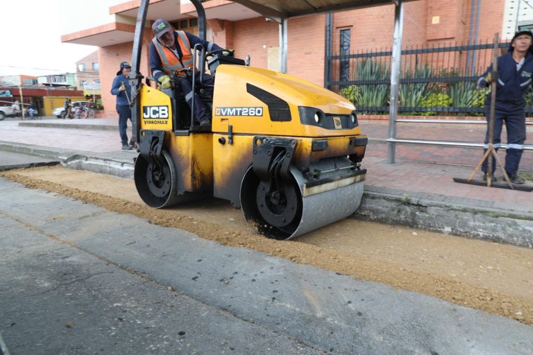 Continúan las jornadas de mantenimiento en la malla vial de Chía
