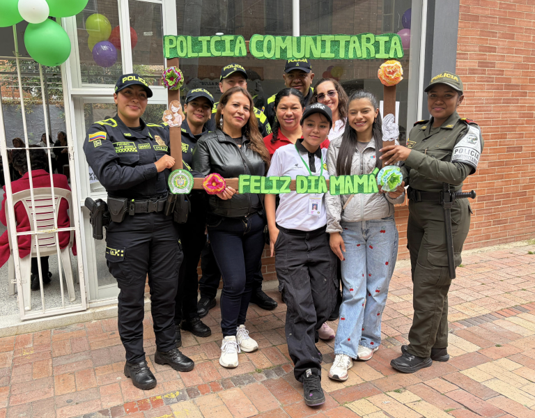 La Policía Nacional brinda homenaje al Día de la Madre