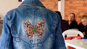 Creatividad, aprendizaje y tejido social: culminó curso de decoración de prendas en Maderos