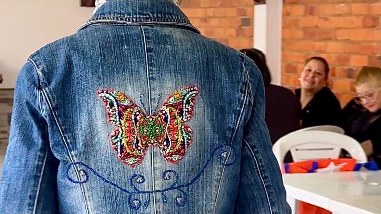 Creatividad, aprendizaje y tejido social: culminó curso de decoración de prendas en Maderos
