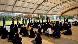 Estudiantes vivieron una experiencia de bienestar y armonía a través del yoga