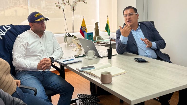 Con el fin de facilitar la movilidad entre municipios vecinos, el Ministerio de Transporte expidió el Decreto 1001 de agosto de 2026. La norma reglamenta la eliminación de la planilla de viaje ocasional para taxis que presten el servicio entre municipios continuos. De acuerdo con la administración municipal, esta medida busca reducir costos para los conductores, ofrecer mejores tarifas a los usuarios y mejorar la conectividad entre ambas localidades. Como parte del proceso, 6 empresas de transporte de ambos municipios realizaron mesas de diálogo para llegar a acuerdos que permitan la implementación del decreto y garanticen la prestación del servicio bajo condiciones de seguridad y legalidad. A través de los canales institucionales se informará el inicio de esta estrategia, así como las condiciones para conductores, tarifas y normas de operación.